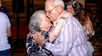 Arquivo pessoal - Doris e Sherwood dançam juntos e se abraçam