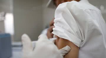 Imagem ilustrativa de vacina sendo aplicada - Getty Images