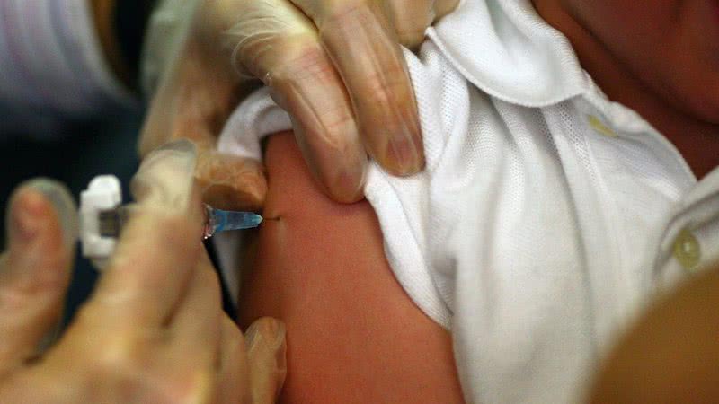 Imagem meramente ilustrativa de criança tomando vacina - Getty Images