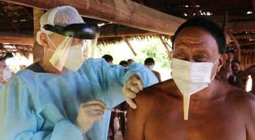 Fotografia de indígena do povo Zoé sendo vacinado - Divulgação/Fábio Ribeiro