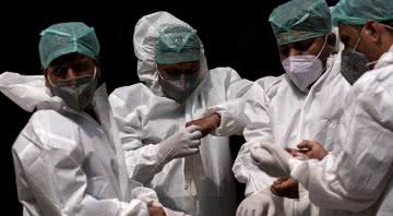 Médicos indianos em meio à pandemia do novo coronavírus, em abril de 2021 - Getty Images