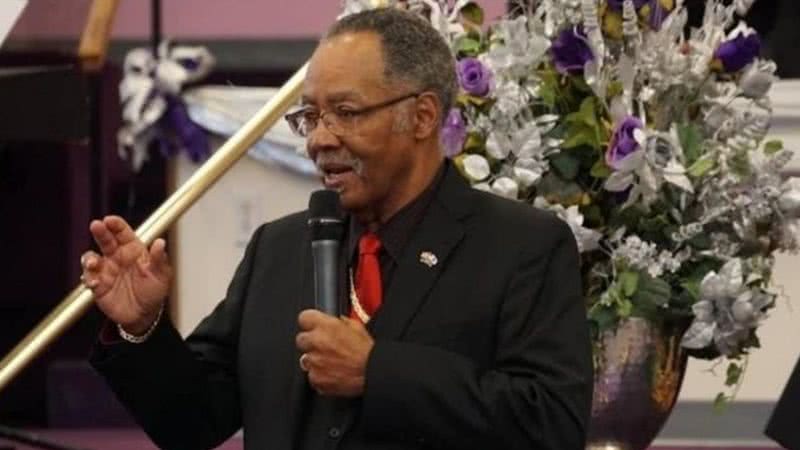 Pastor Gerald Glenn durante culto - Divulgação/ Igreja Evangelística da Nova Libertação