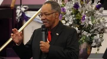 Pastor Gerald Glenn durante culto - Divulgação/ Igreja Evangelística da Nova Libertação