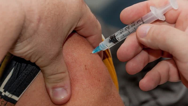 Imagem ilustrativa de pessoa sendo vacinada - Divulgação