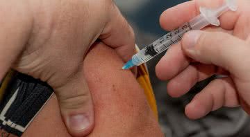 Imagem meramente ilustrativa de pessoa recebendo dose de vacina - Divulgação/Pixabay