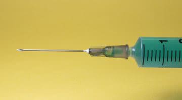 Fotografia ilustrativa de injeção com vacina. - Divulgação/Pixabay