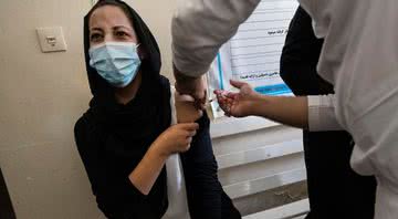 Mulher sendo vacinada no Afeganistão - Getty Images