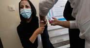 Mulher sendo vacinada no Afeganistão - Getty Images