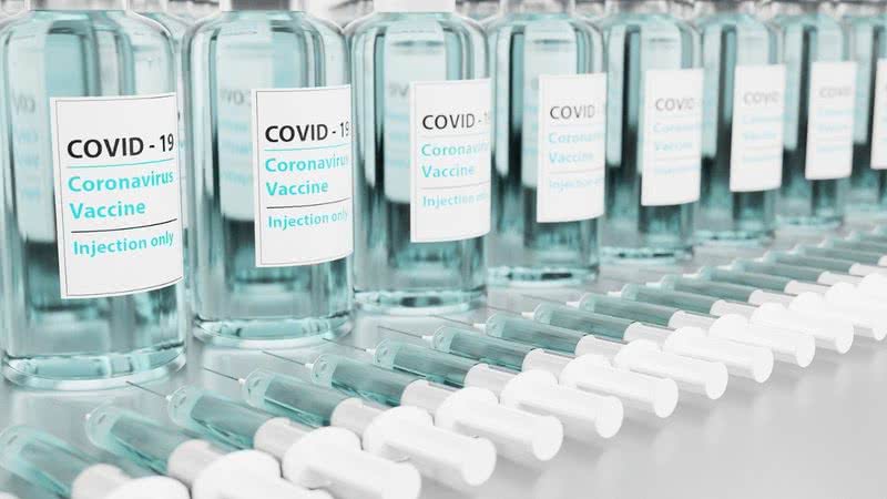 Fotografia meramente ilustrativa de várias vacinas contra o coronavírus - Pixabay