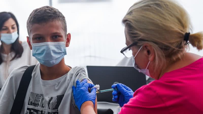 Imagem meramente ilustrativa de criança recebendo vacina - Getty Images