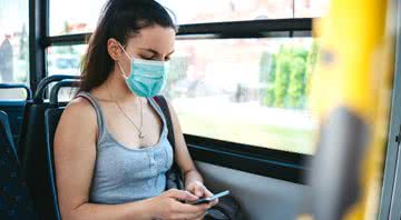 Imagem meramente ilustrativa de mulher com máscara no transporte público - Getty Images