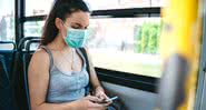 Imagem meramente ilustrativa de mulher com máscara no transporte público - Getty Images