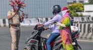 Policial usando capacete de coronavírus na Índia - Divulgação