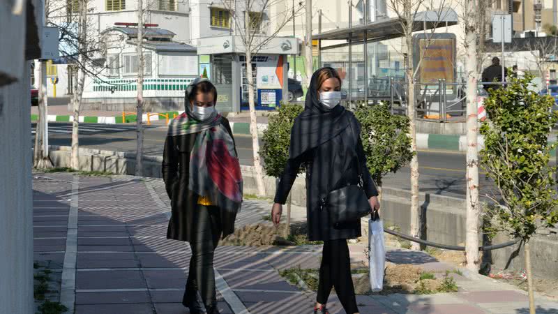 Iranianas andando de máscara para a proteção do coronavírus - Getty Images