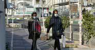 Iranianas andando de máscara para a proteção do coronavírus - Getty Images
