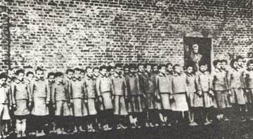 Fila de crianças polonesas em campo de trabalho nazista - Wikimedia Commons