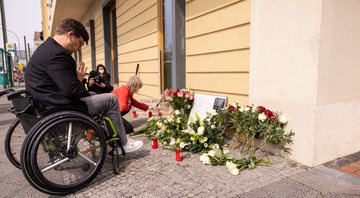 Cadeirante prestando homenagem às vítimas de Potsdam - Getty Images