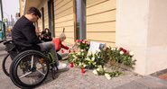 Cadeirante prestando homenagem às vítimas de Potsdam - Getty Images