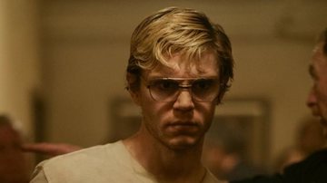 Ator Evan Peters interpretando o serial killer Jeffrey Dahmer - Divulgação / Netflix