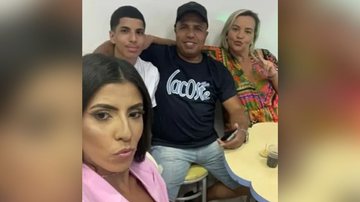 Fernanda e Bruno enfileirados à esquerda, pai centralizado e Cintia, a acusada, á direita - Divulgação / TV Globo