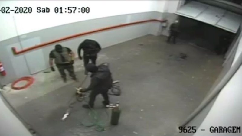 Imagens das câmeras de segurança durante o assalto - Divulgação / Youtube / RTV Criciúma