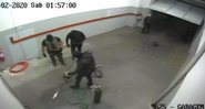Imagens das câmeras de segurança durante o assalto - Divulgação / Youtube / RTV Criciúma