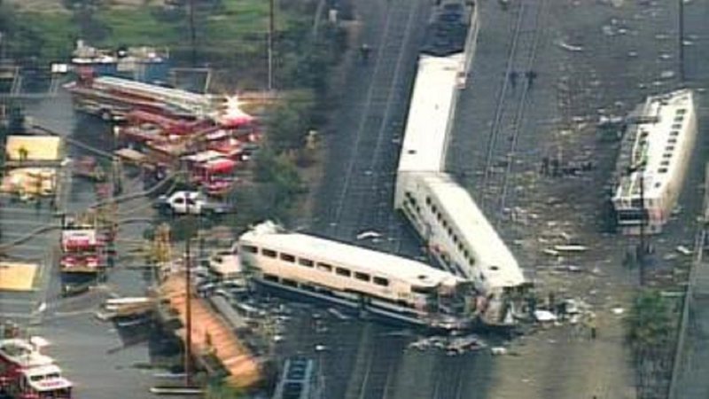 Os trens descarrilhados após a colisão - Wikimedia Commons