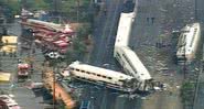 Os trens descarrilhados após a colisão - Wikimedia Commons