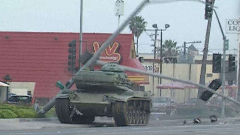Trecho de vídeo mostrando o tanque arrastando sinaleiras consigo - Divulgação / Youtube