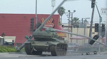 Trecho de vídeo mostrando o tanque arrastando sinaleiras consigo - Divulgação / Youtube