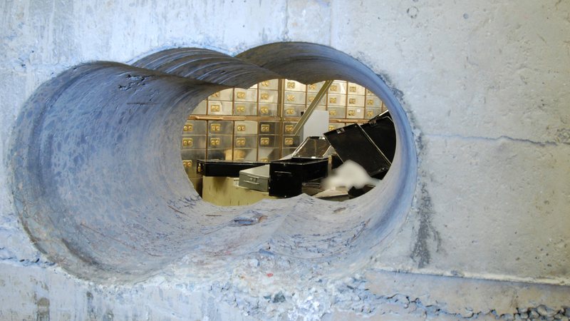 Imagem do buraco na parede que os criminosos fizeram - Getty Images