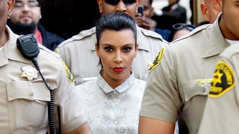 Kim Kardashian deixando um tribunal em 2013 - Getty Images