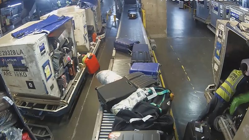 Imagem de câmera de segurança que registra momento de troca de etiquetas em bagagens - Reprodução/Vídeo/YouTube