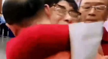 Mao Yin se reencontrando com os pais - Divulgação / Youtube / CCTV
