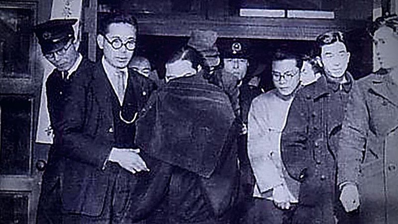 Miyuki Ishikawa cercado por policiais na delegacia de Waseda - Wikimedia Commons