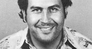 Pablo Escobar em mugshot famosa - Polícia Nacional da Colômbia / Domínio Público, via Wikimedia Commons