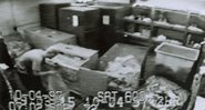 Foto da câmera de segurança em que Ghantt rouba dinheiro do cofre da empresa Loomis - Divulgação / FBI