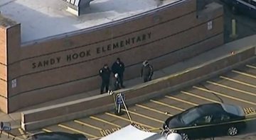 Policiais ao lado de fora da escola de Sandy Hook no dia do tiroteio - Divulgação