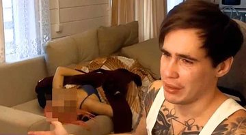 Youtuber aparecendo em live com a namorada morta ao fundo - Reprodução/Youtube