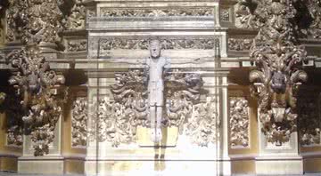 O Cristo de Las Batallas instalado na catedral - Wikimedia Commons