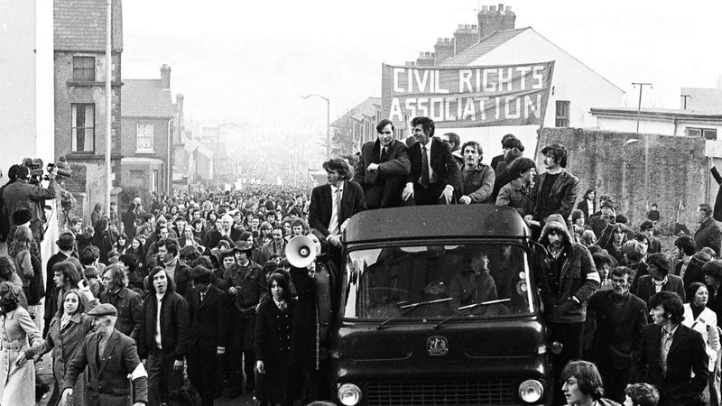 Manifestantes em Bogside im 1972 - Robert White/ The Museum of Free Derry