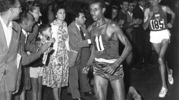 Abebe Bikila em competição - Wikimedia Commons / Domínio Público