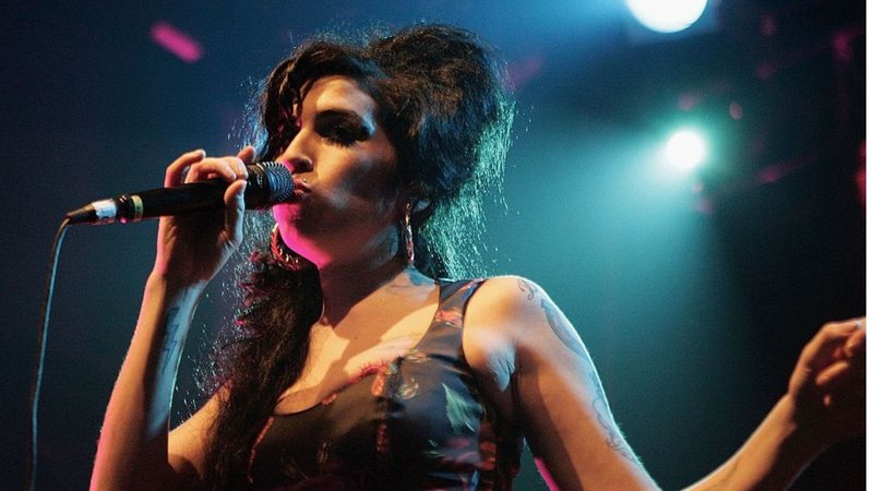 Amy Winehouse em show de 2006 em Londres, Inglaterra - Getty Images