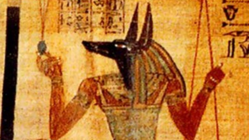 Representação de Anúbis em um papiro antigo - Domínio Público via Wikimedia Commons