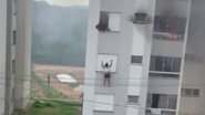 Momento da fuga do apartamento, em chamas - Reprodução/Vídeo