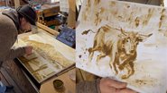 Artista e suas pinturas com esterco - Divulgação/ Youtube/ Ripley's Believe It or Not!