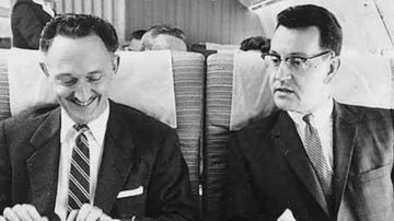 Fotografia antiga de dois homens em um avião - Foto por UW Digital Collections pelo Wikimedia Commons