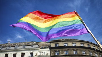 Imagem ilustrativa com bandeira LGBTQIAP+ - Foto por Boris Štromar pelo Pixabay