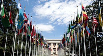 Bandeiras de países ao redor do mundo na sede da ONU - Wikimedia Commons