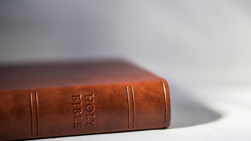 Foto meramente ilustrativa de Bíblia - Foto de Hucklebarry no Pixabay